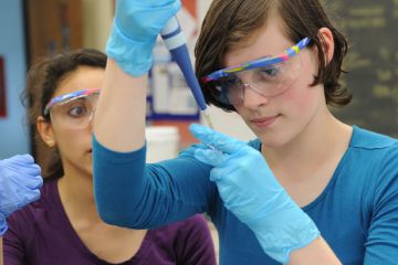 Estudiantes en un laboratorio de ciencia